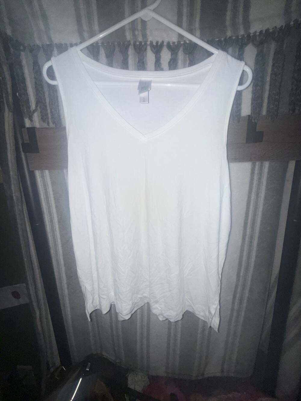 Wynne Layers V-Neck Tank Top Size L White Sleeveless Casual